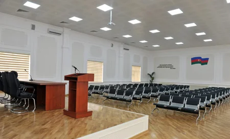 ​Prezident İlham Əliyev 148 nömrəli tam orta məktəbdə yenidənqurma işlərindən sonra yaradılan şəraitlə tanış olub