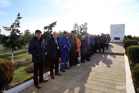 ​Çilov adasında Günəşli yatağındakı özüldə həlak olan və itkin düşən neftçilərin anım mərasimi keçirilib - FOTOREPORTAJ