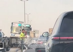 Sumqayıtda sərnişin avtobusu işıq dirəyinə çırpılıb, yaralananlar var