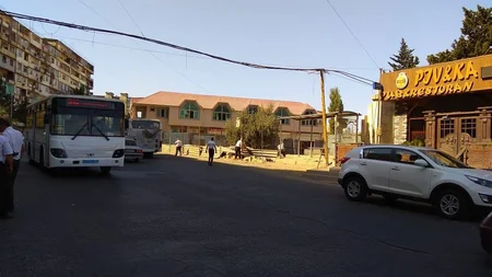 BNA: Avtobus dayanacağının ətrafına çəkilmiş dəmir hasar sökülüb