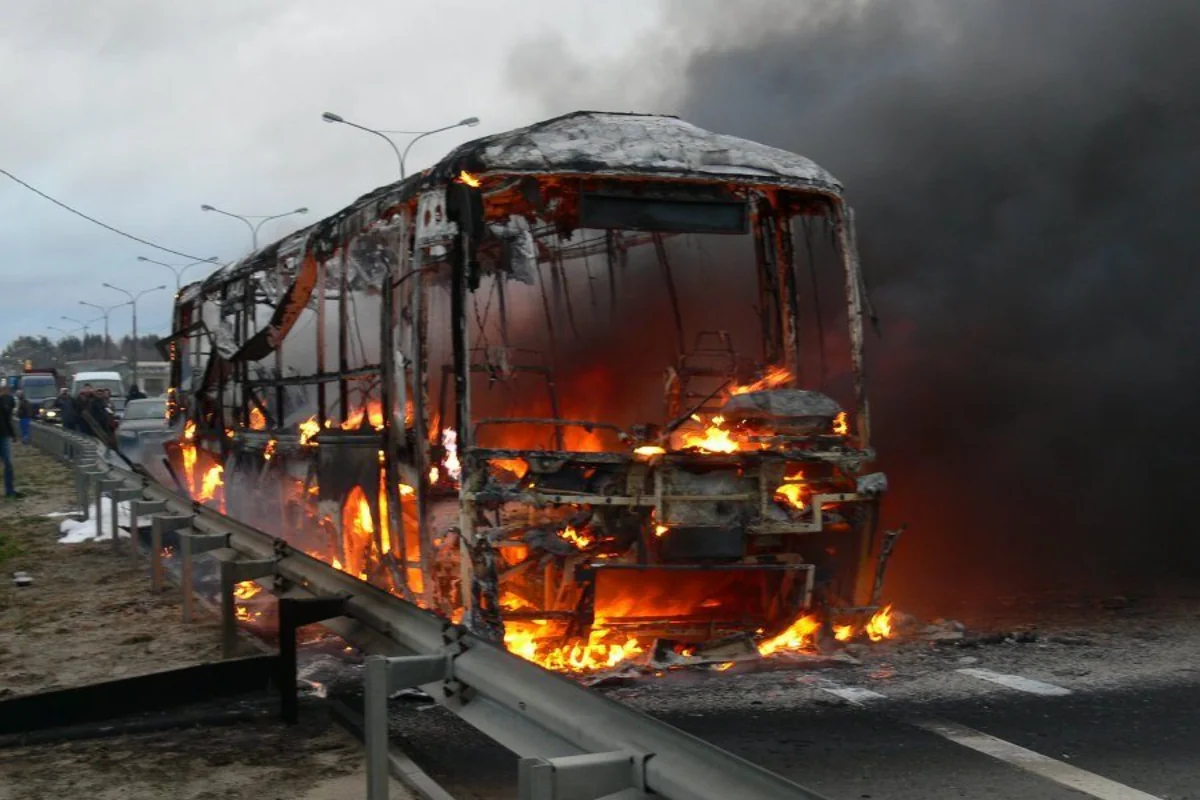 Bakıda sərnişin avtobusu yanıb