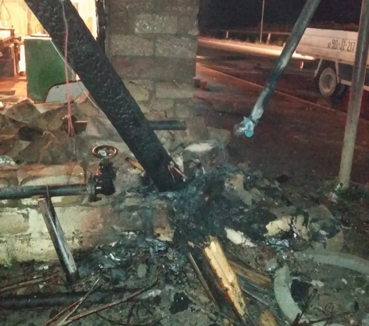 Bakıda qaz xəttinə çırpılan avtomobil yanıb