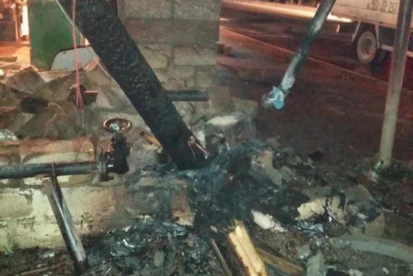 Bakıda qaz xəttinə çırpılan avtomobil yanıb