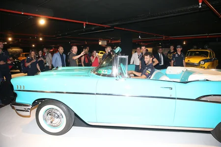 Formula 1 pilotları klassik avtomobillərlə yürüş ediblər