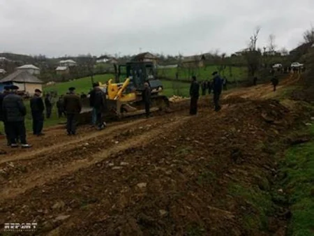 Lənkəranda sürüşmə nəticəsində çökmüş kənd yolu bərpa edilib