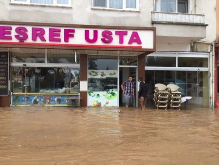 Trabzonda iki nəfəri sel aparıb