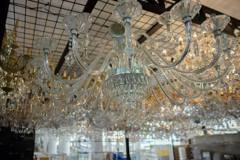 Азербайджан возобновил импорт люстр из Малайзии