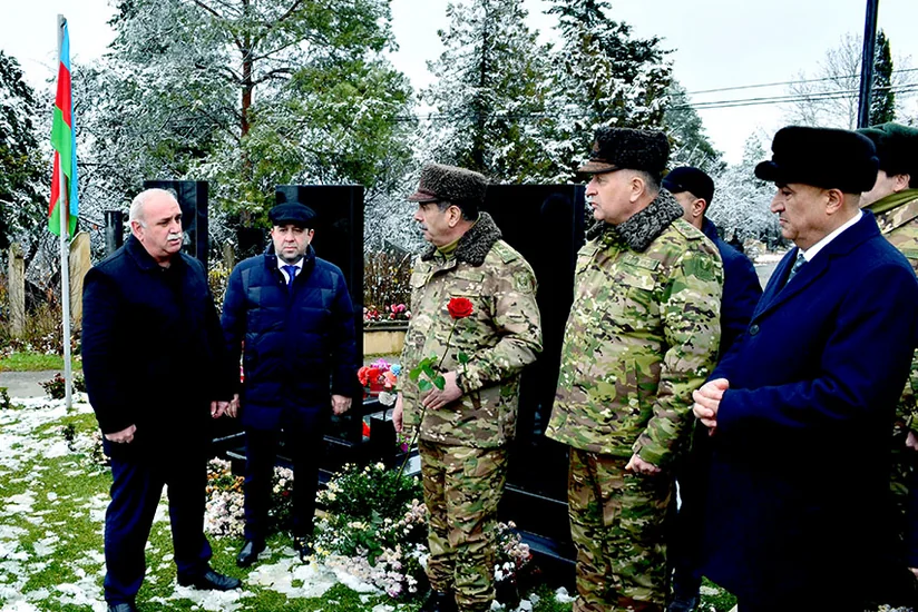 Министр обороны встретился с семьями шехидов в Гусарском районе