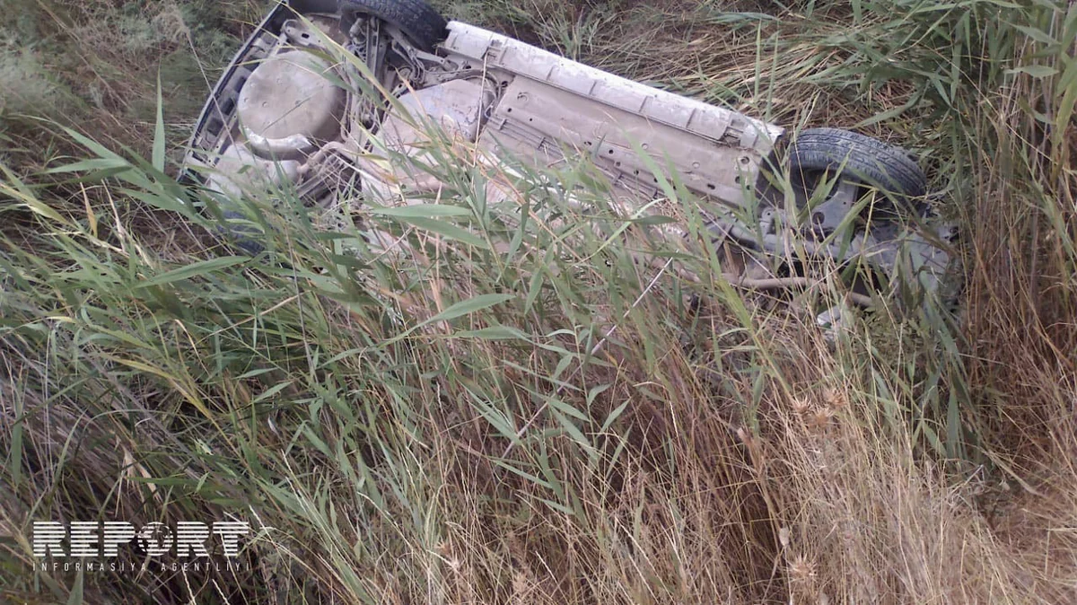 В Евлахе автомобиль съехал в водоканал, есть пострадавшие - ОБНОВЛЕНО