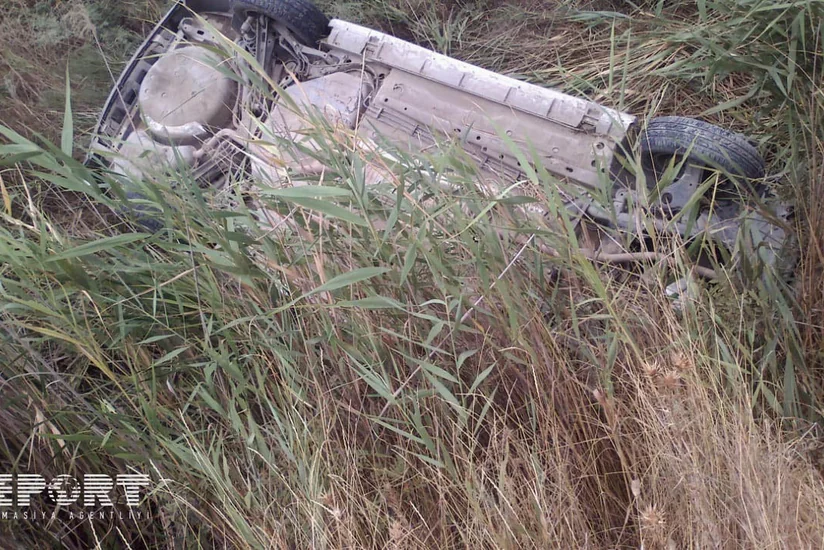 В Евлахе автомобиль съехал в водоканал, есть пострадавшие - ОБНОВЛЕНО