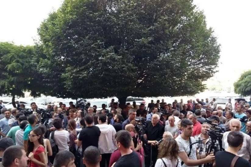 У здания правительства в Ереване проходит акция протеста
