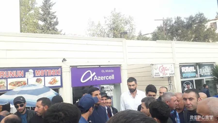 Bakıda BNA-nın cərimələdiyi avtobus sürücüsü sərnişinləri düşürərək xətdən çıxıb - FOTO - VİDEO