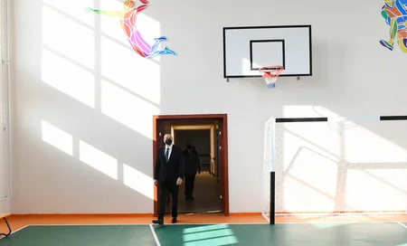 Prezident Bakıda yeni tikilən iki məktəbdə yaradılan şəraitlə tanış olub