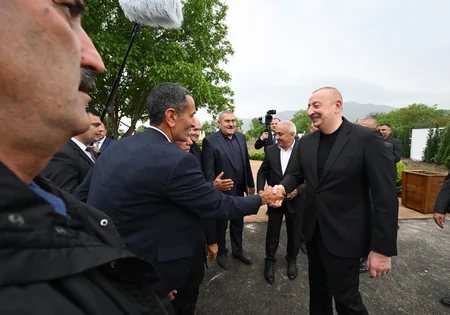 İlham Əliyev və Mehriban Əliyeva Xocalı şəhərinə köçən sakinlərlə görüşüblər - YENİLƏNİB