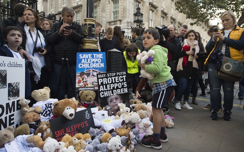 London və Parisdə Suriya müharibəsi əleyhinə mitinqlər keçirilib