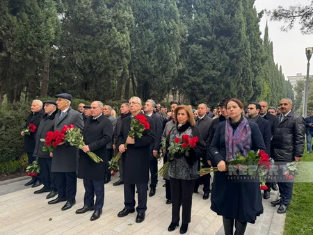 Azərbaycan xalqı Fəxri xiyabanda Ümummilli Liderin məzarını ziyarət edir
