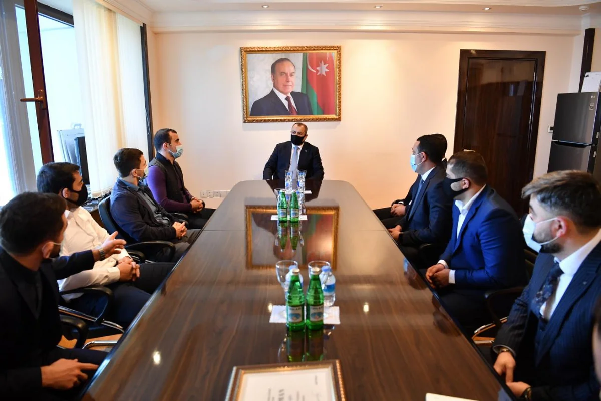 Adil Əliyev tanınmış idmançılarla görüşdü