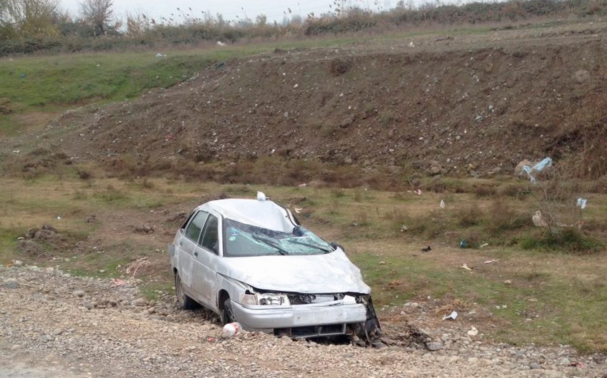 Bərdədə minik avtomobili aşıb, qadın sərnişin ölüb - YENİLƏNİB - FOTO