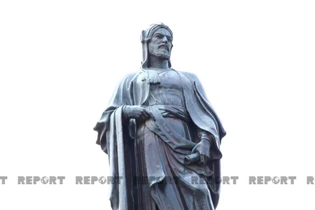 Bakıda heykəllər yuyulur