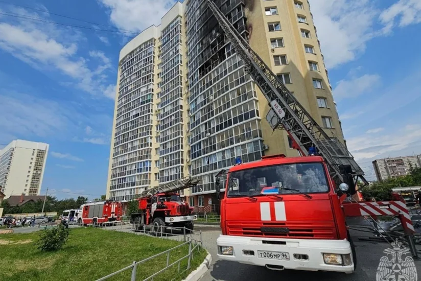 В Екатеринбурге около 50 человек эвакуировали из горящего многоэтажного здания