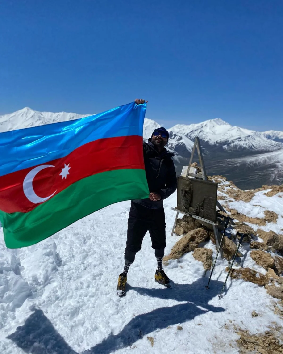 Ветеран Полад Рзаев совершил восхождение на Пик Гейдара