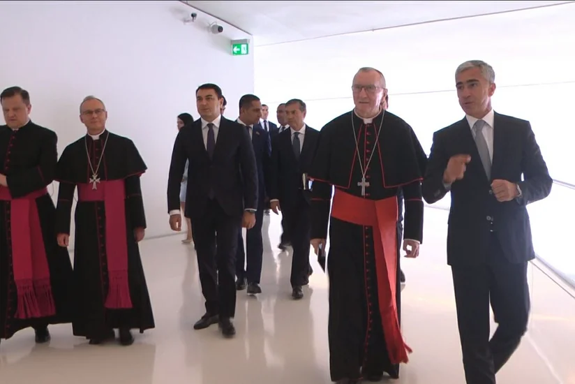 Müqəddəs Taxt-Tacın dövlət katibi Heydər Əliyev Mərkəzində olub