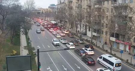 Bakının bir sıra yollarında nəqliyyatın sıxlığı yaranıb