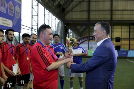 Protezlə təmin edilən qazilər futbol oynayıb