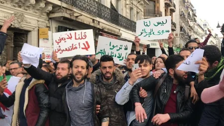 Сотни людей вышли на акции протеста в Алжире - ВИДЕО