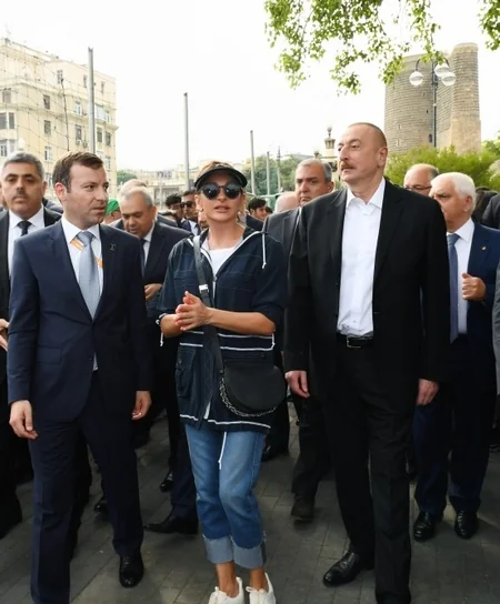 Prezident İlham Əliyev Dənizkənarı Milli Parkda gəzintiyə çıxıb - FOTO