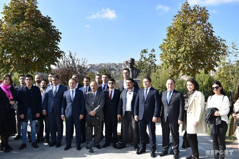 İstanbulda Hüseyn Cavidin büstünün açılışı olub