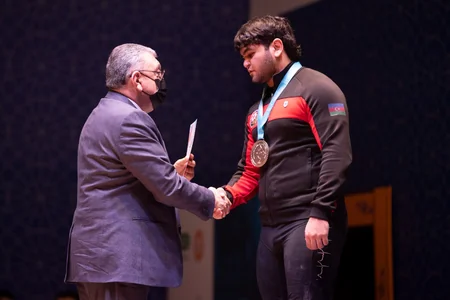 Dadaş Dadaşbəyli Azərbaycan çempionatında üç rekorda imza atıb