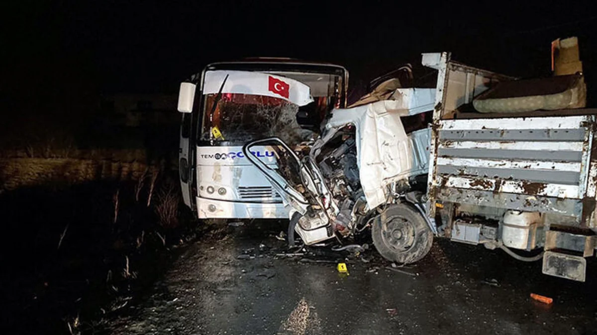 Türkiyədə avtobus yük maşını ilə toqquşub, ölən və yaralananlar var