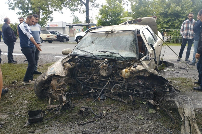 Oğuzda avtomobil ağaca dəyərək hissələrə bölünüb, sürücü ağır xəsarət alıb