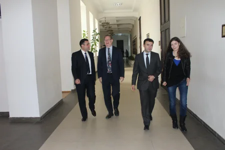 Nobel mükafatçısı Corc Smut Dövlət Neft və Sənaye Universitetində olub