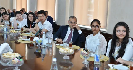 Təhsil naziri təhsildə fərqlənən məzunlarla görüşüb