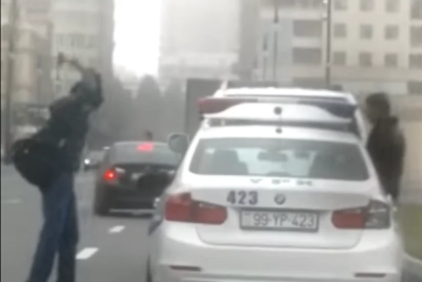 Bakıda polis maşınının müxtəlif hissələrini çəkiclə sındıran şəxsin ibtidai istintaqı başa çatıb