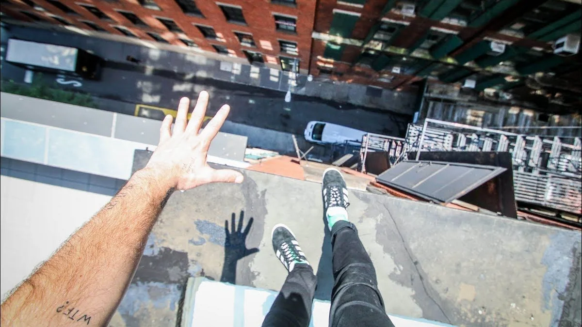 “Colosium” şirkətinin işçisi 12-ci mərtəbədən yıxılaraq ölüb