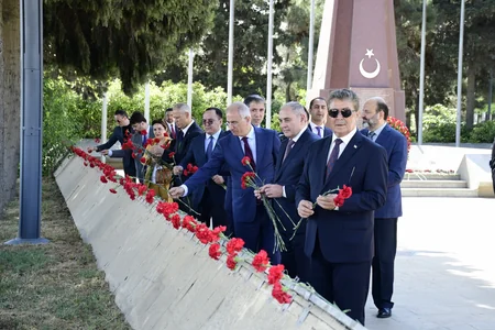 Şuşada keçiriləcək beynəlxalq konfrans iştirakçıları Heydər Əliyevin məzarını, Şəhidlər xiyabanını və “Türk şəhidliyi”ini ziyarət ediblər