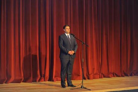 Naxçıvan Dövlət Universitetinin tələbələri “O olmasın, bu olsun” əsərini səhnələşdirib