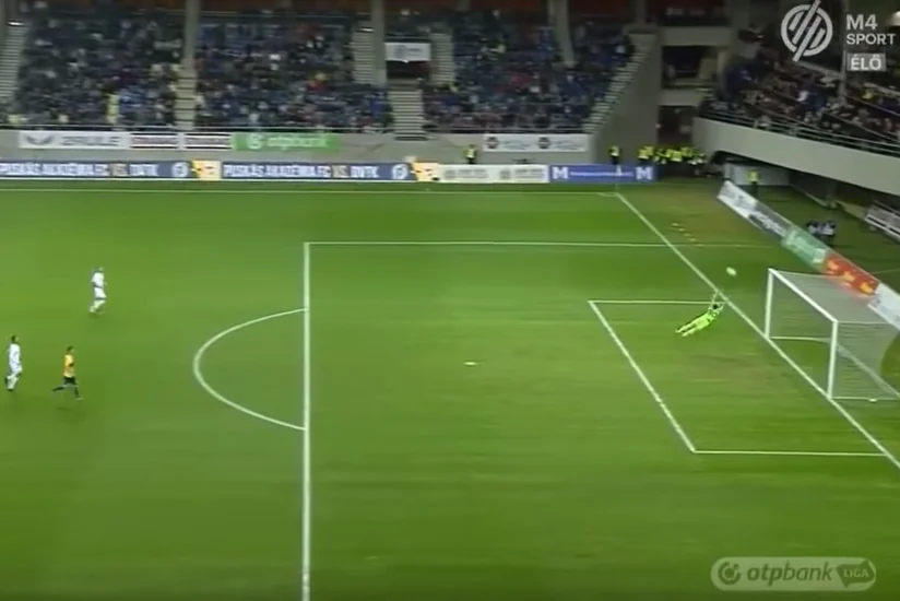 Macar futbolçu meydanın komandasına aid hissəsindən qol vurub - VİDEO