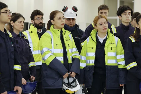 Könüllülər Heydər Əliyev adına Neft Emalı Zavoduna səfər ediblər