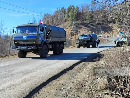 Russian peacekeepers' vehicle passes unhindered on Khankandi-Lachin road