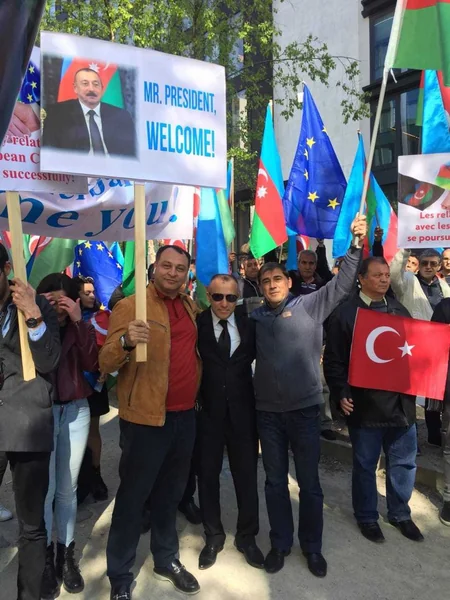 Azərbaycanlılar Brüsseldə Prezidentə dəstək aksiyası keçirib