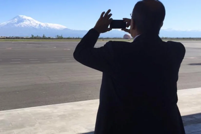Sergey Lavrov Ermənistana səfəri zamanı Ağrıdağın şəklini çəkib - FOTO