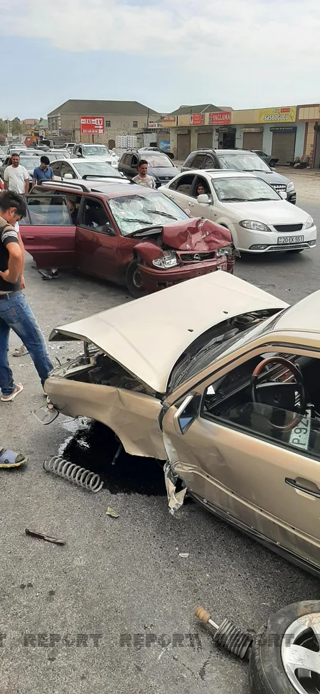 Abşeronda üç avtomobil toqquşdu, xəsarət alanlar var - VİDEO