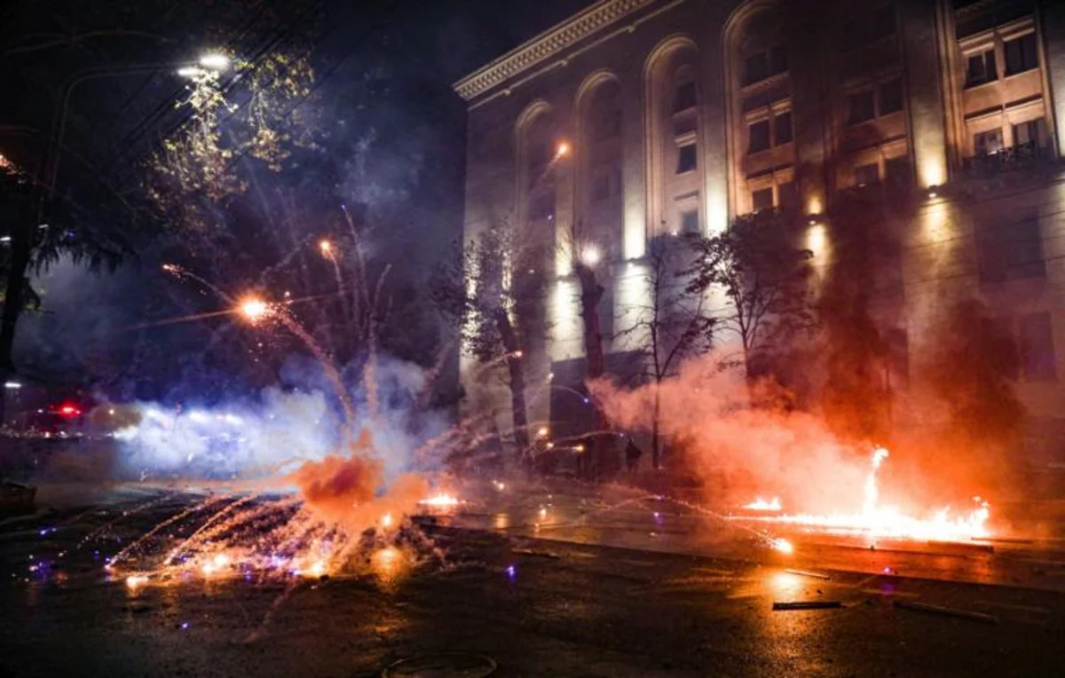 Спецназ начал вытеснять протестующих с проспекта Руставели в центре Тбилиси