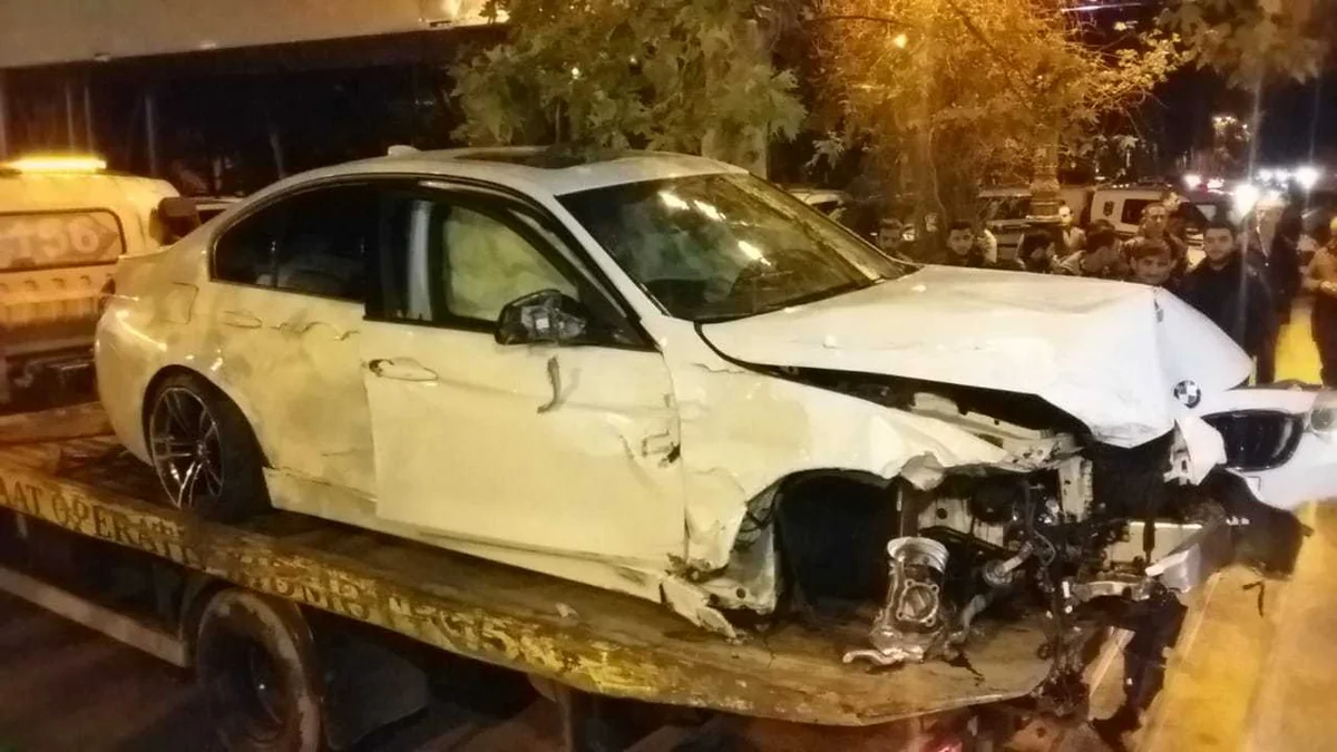 Bakıda yüksək sürətlə hərəkət edən “BMW” otelin giriş qapısına çırpılıb