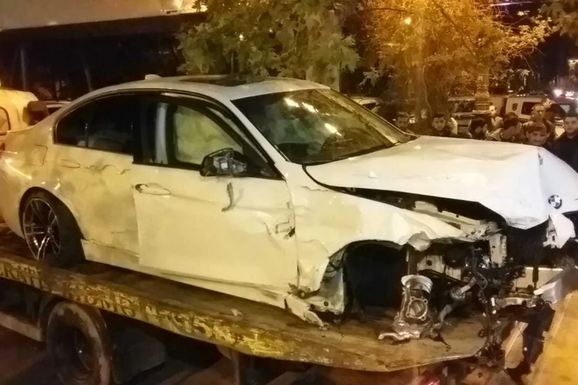 Bakıda yüksək sürətlə hərəkət edən “BMW” otelin giriş qapısına çırpılıb
