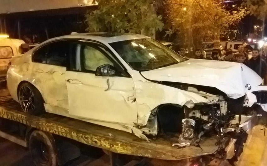 Bakıda yüksək sürətlə hərəkət edən “BMW” otelin giriş qapısına çırpılıb